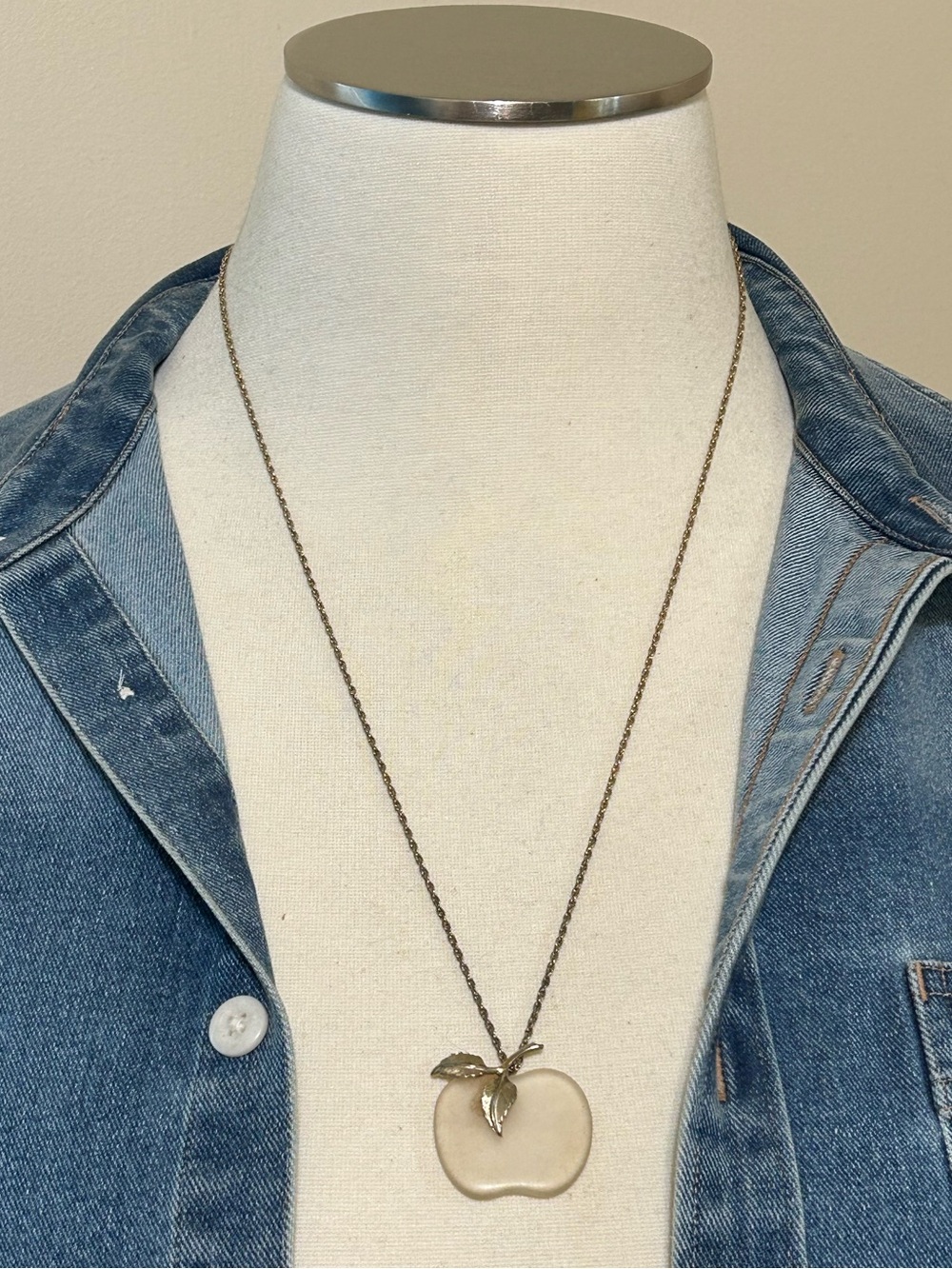 VINTAGE AVON FROSTED GLASS APPLE ON CHAIN